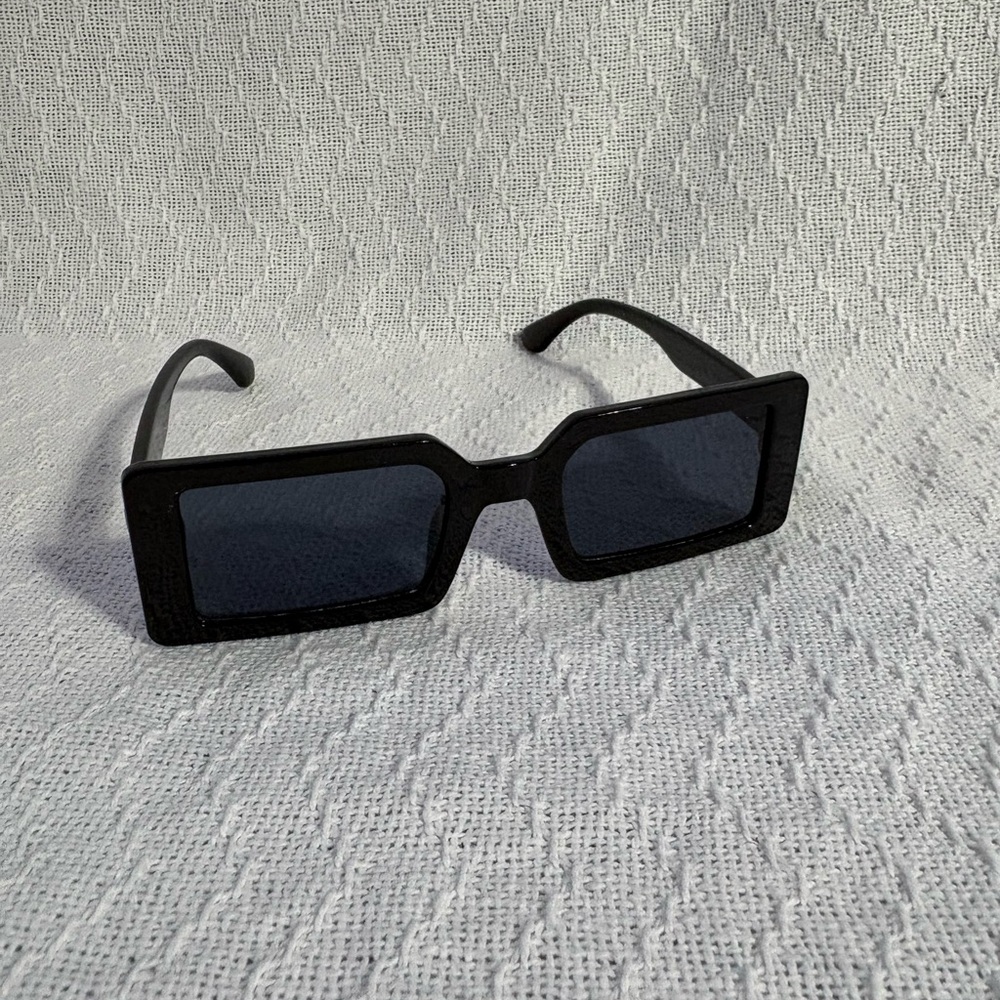 Stylish Black Rectangular Sunglasses - image 3